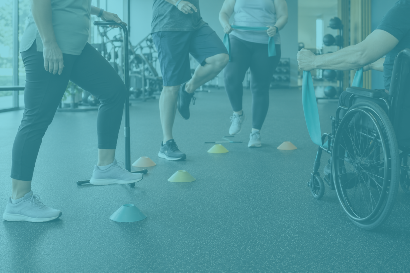 Séance collective d’activité physique adaptée avec exercices d’équilibre, élastiques et participation d’une personne en fauteuil roulant.